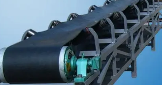 槽型帶式輸送機(jī)有什么優(yōu)點(diǎn)？